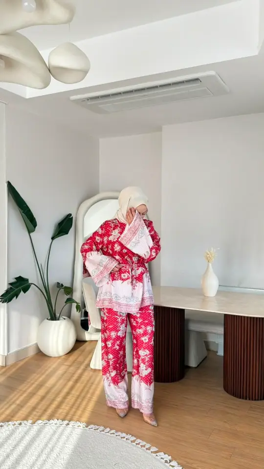 Yeni Sezon Viral Elena Desenli Takım Cupra Saten Kırmızı
