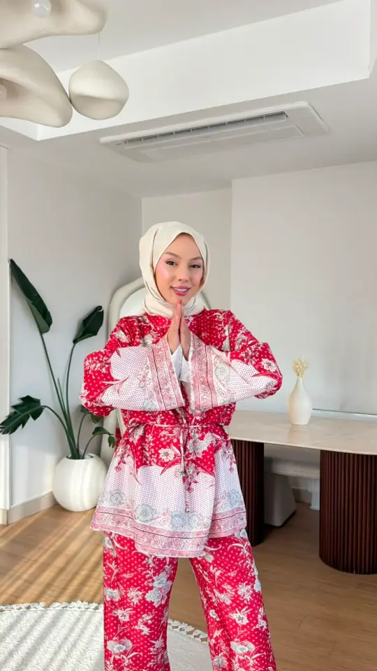 Yeni Sezon Viral Elena Desenli Takım Cupra Saten Kırmızı