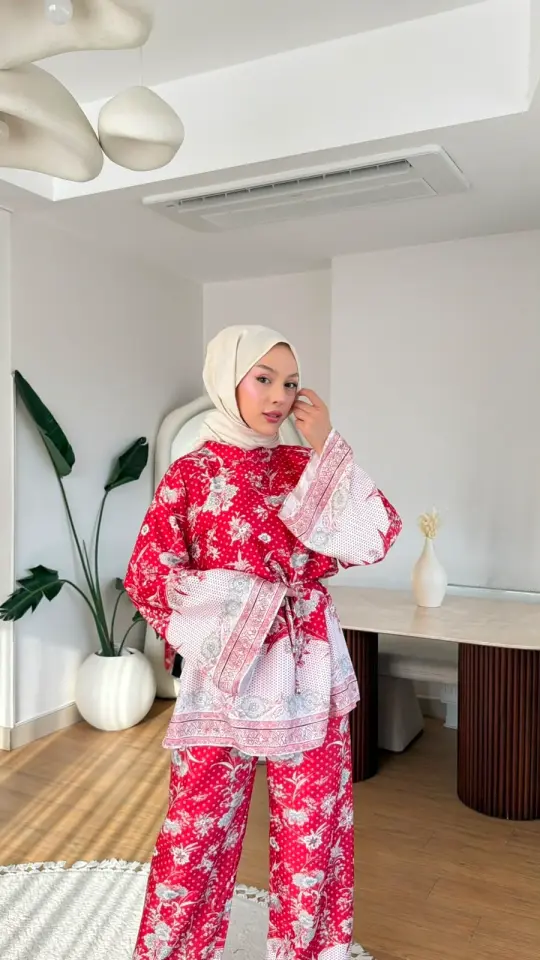 Yeni Sezon Viral Elena Desenli Takım Cupra Saten Kırmızı