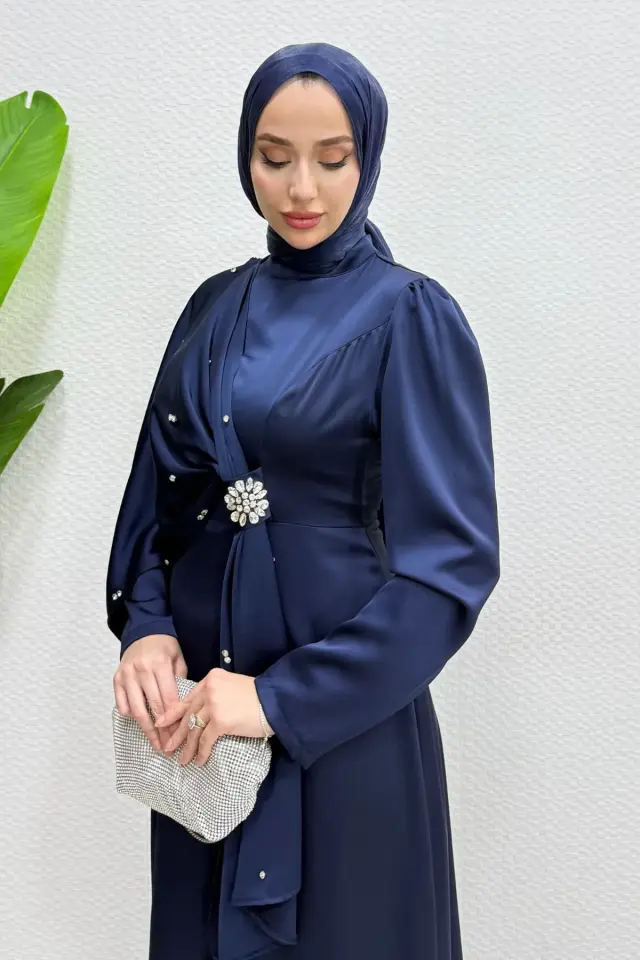 Yeni Sezon Lara Taşlı Broşlu Beg Saten Kumaş Tesettür Abiye Lacivert