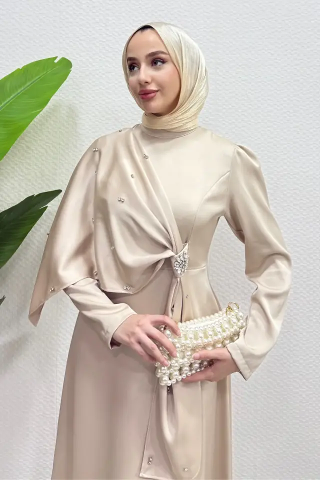 Yeni Sezon Lara Taşlı Broşlu Beg Saten Kumaş Tesettür Abiye Krem